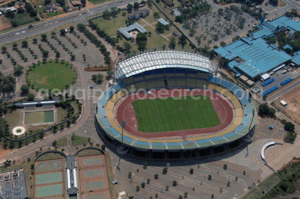 Rustenburg from above - Das Royal-Bafokeng-Stadion (auch Royal Bafokeng Sports Palace) ist ein Sportstadion in Phokeng bei Rustenburg, in der Nordwest Provinz von Südafrika. Das Stadion wurde nach dem Stamm der Royal Bafokeng Nation benannt, in dessen Besitz es sich befindet. Es wurde speziell für die Fußball-Welttmeisterschaft gebaut. View of the Royal Bafokeng Stadium in Rustenburg in the North West Province South Africa for the FIFA World Cup 2010.