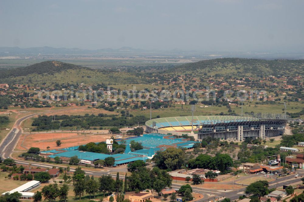 Rustenburg from above - Das Royal-Bafokeng-Stadion (auch Royal Bafokeng Sports Palace) ist ein Sportstadion in Phokeng bei Rustenburg, in der Nordwest Provinz von Südafrika. Das Stadion wurde nach dem Stamm der Royal Bafokeng Nation benannt, in dessen Besitz es sich befindet. Es wurde speziell für die Fußball-Welttmeisterschaft gebaut. View of the Royal Bafokeng Stadium in Rustenburg in the North West Province South Africa for the FIFA World Cup 2010.