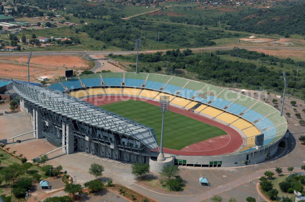 Rustenburg from above - Das Royal-Bafokeng-Stadion (auch Royal Bafokeng Sports Palace) ist ein Sportstadion in Phokeng bei Rustenburg, in der Nordwest Provinz von Südafrika. Das Stadion wurde nach dem Stamm der Royal Bafokeng Nation benannt, in dessen Besitz es sich befindet. Es wurde speziell für die Fußball-Welttmeisterschaft gebaut. View of the Royal Bafokeng Stadium in Rustenburg in the North West Province South Africa for the FI??????????????????