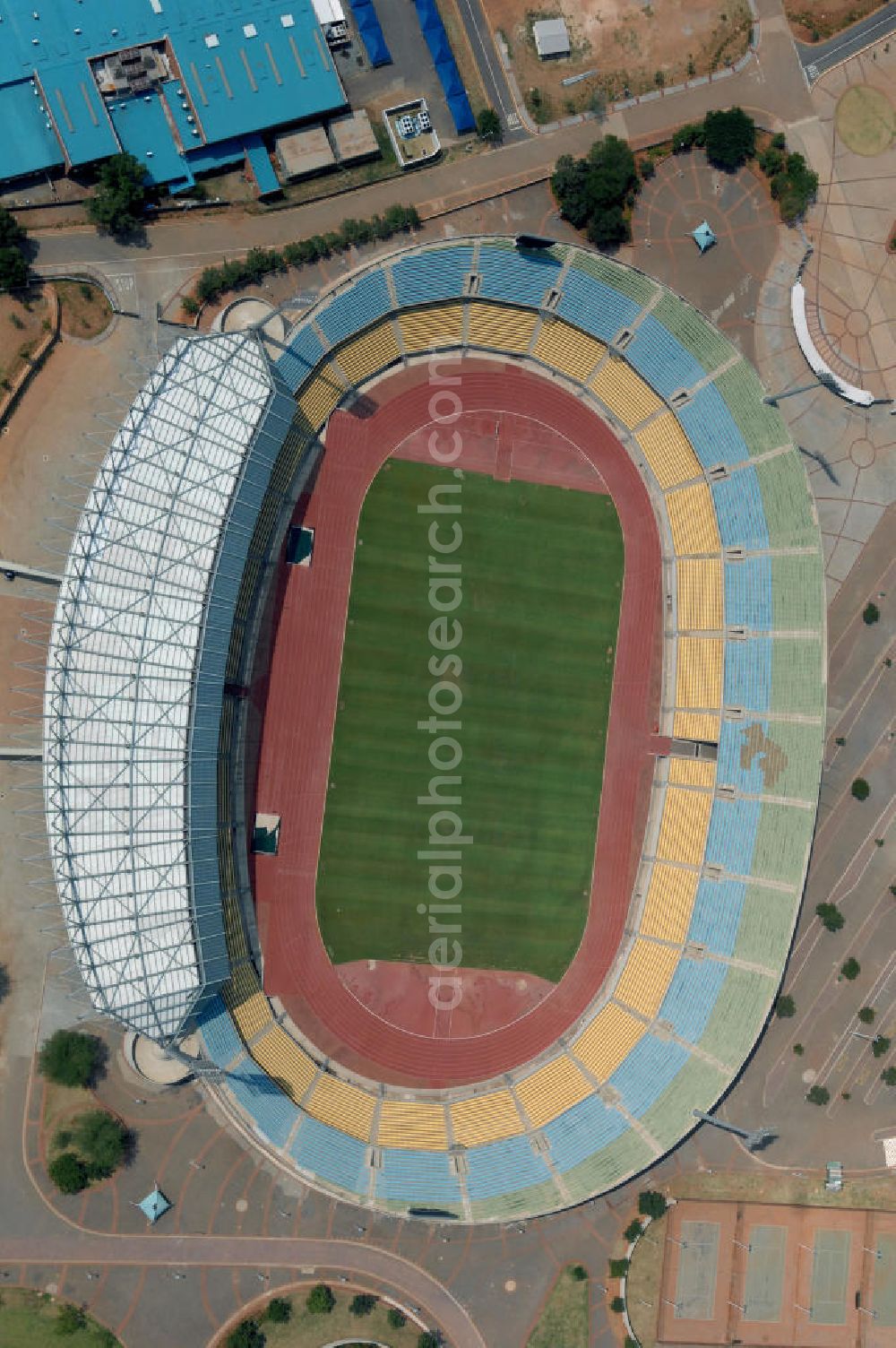 Rustenburg from above - Das Royal-Bafokeng-Stadion (auch Royal Bafokeng Sports Palace) ist ein Sportstadion in Phokeng bei Rustenburg, in der Nordwest Provinz von Südafrika. Das Stadion wurde nach dem Stamm der Royal Bafokeng Nation benannt, in dessen Besitz es sich befindet. Es wurde speziell für die Fußball-Welttmeisterschaft gebaut. View of the Royal Bafokeng Stadium in Rustenburg in the North West Province South Africa for the FI??????????????????