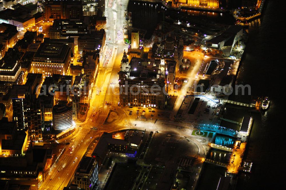 Liverpool from above - Nachtaufnahme des Royal Liver Building in Liverpool. Es gilt als eines der Wahrzeichen von Liverpool. Das 90 meter hohe Gebäude wurde 1911 fertiggestellt und nach der Royal Liver Assurance, die dieses Gebäude als Hauptsitz entwerfen ließ. Night shot of the Royal Liver Building in Liverpool. It is considered as one of the symbols of Liverpool. The 90 meter high building was completed in 1911. It is named after the Royal Liver Assurance which uses the building as a headquarters.