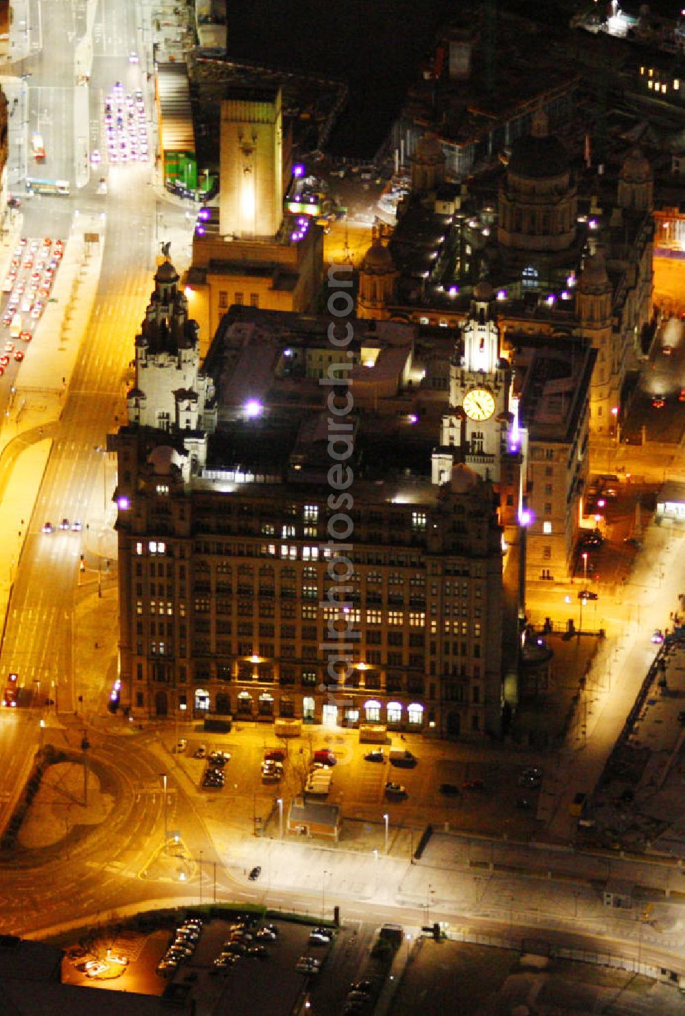 Liverpool from the bird's eye view: Nachtaufnahme des Royal Liver Building in Liverpool. Es gilt als eines der Wahrzeichen von Liverpool. Das 90 meter hohe Gebäude wurde 1911 fertiggestellt und nach der Royal Liver Assurance, die dieses Gebäude als Hauptsitz entwerfen ließ. Night shot of the Royal Liver Building in Liverpool. It is considered as one of the symbols of Liverpool. The 90 meter high building was completed in 1911. It is named after the Royal Liver Assurance which uses the building as a headquarters.