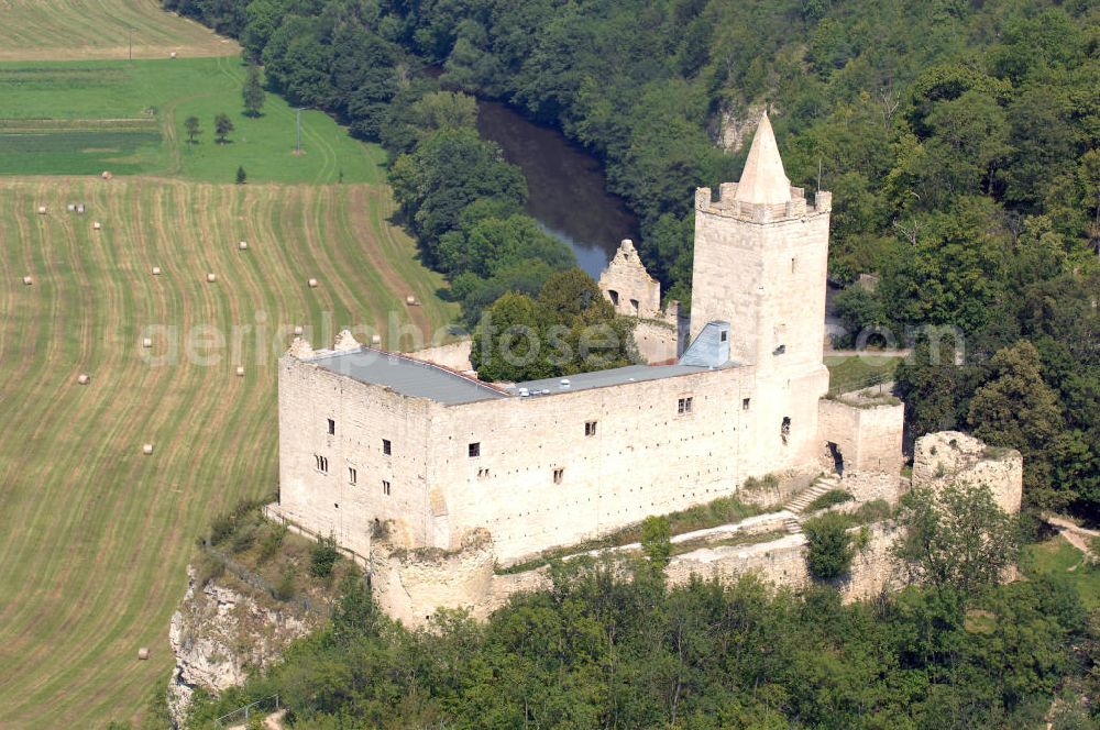 Aerial photograph Bad Kösen - Auf steilem Kalkfelsen liegt die heutige Ruine der Rudelsburg, erstmals erwähnt 1172, über der Saale, sie hatte, ebenso wie die benachbarte Burg Saaleck, die Aufgabe, das hier verengte Saaletal zu schützen. Tel.: 034463-27325