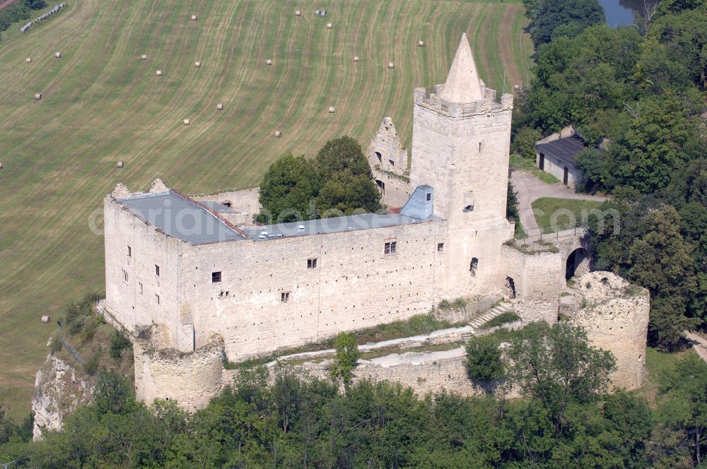 Bad Kösen from above - Auf steilem Kalkfelsen liegt die heutige Ruine der Rudelsburg, erstmals erwähnt 1172, über der Saale, sie hatte, ebenso wie die benachbarte Burg Saaleck, die Aufgabe, das hier verengte Saaletal zu schützen. Tel.: 034463-27325