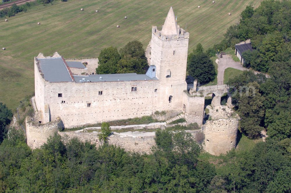 Bad Kösen from the bird's eye view: Auf steilem Kalkfelsen liegt die heutige Ruine der Rudelsburg, erstmals erwähnt 1172, über der Saale, sie hatte, ebenso wie die benachbarte Burg Saaleck, die Aufgabe, das hier verengte Saaletal zu schützen. Tel.: 034463-27325