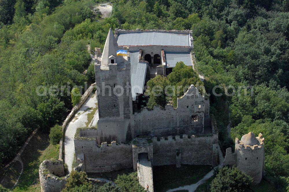 Aerial image Bad Kösen - Auf steilem Kalkfelsen liegt die heutige Ruine der Rudelsburg, erstmals erwähnt 1172, über der Saale, sie hatte, ebenso wie die benachbarte Burg Saaleck, die Aufgabe, das hier verengte Saaletal zu schützen. Tel.: 034463-27325