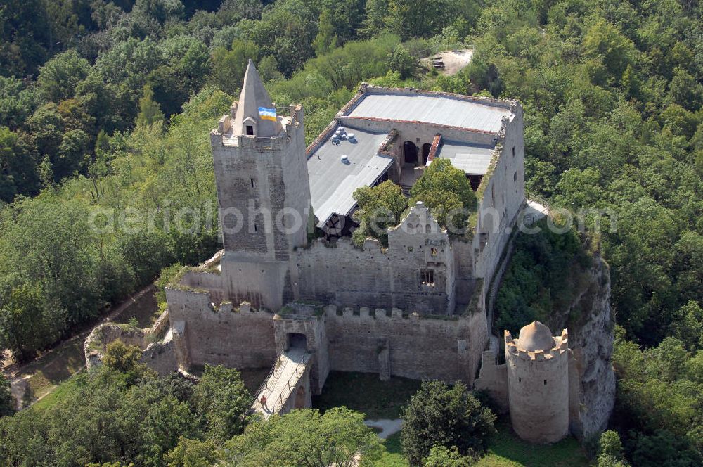 Aerial photograph Bad Kösen - Auf steilem Kalkfelsen liegt die heutige Ruine der Rudelsburg, erstmals erwähnt 1172, über der Saale, sie hatte, ebenso wie die benachbarte Burg Saaleck, die Aufgabe, das hier verengte Saaletal zu schützen. Tel.: 034463-27325