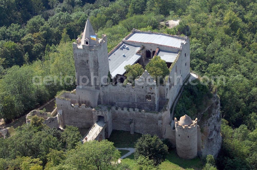 Bad Kösen from above - Auf steilem Kalkfelsen liegt die heutige Ruine der Rudelsburg, erstmals erwähnt 1172, über der Saale, sie hatte, ebenso wie die benachbarte Burg Saaleck, die Aufgabe, das hier verengte Saaletal zu schützen. Tel.: 034463-27325