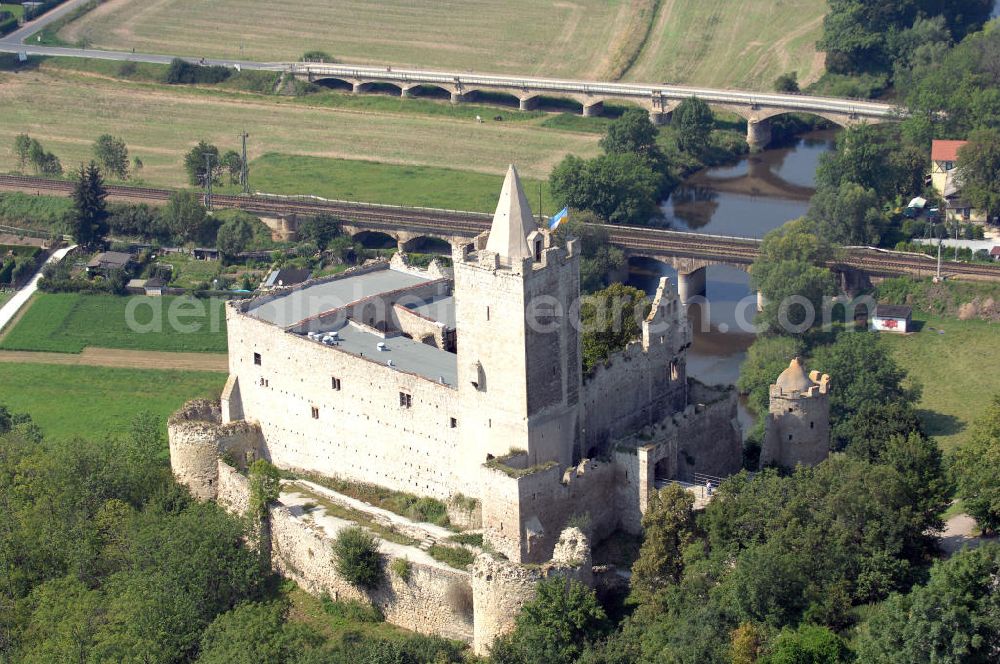 Aerial image Bad Kösen - Auf steilem Kalkfelsen liegt die heutige Ruine der Rudelsburg, erstmals erwähnt 1172, über der Saale, sie hatte, ebenso wie die benachbarte Burg Saaleck, die Aufgabe, das hier verengte Saaletal zu schützen. Tel.: 034463-27325