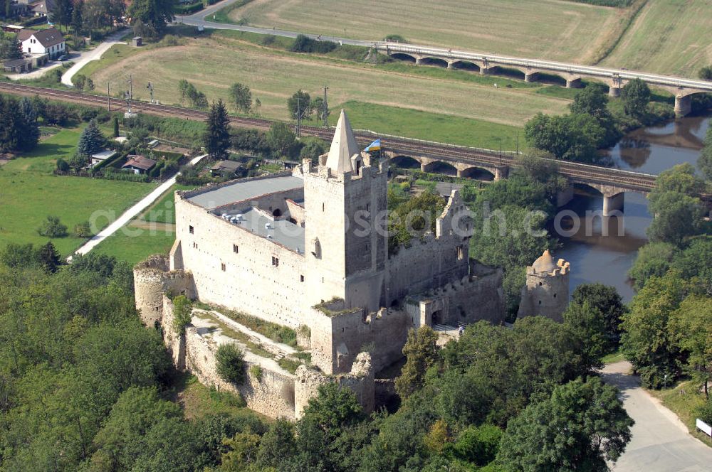 Aerial photograph Bad Kösen - Auf steilem Kalkfelsen liegt die heutige Ruine der Rudelsburg, erstmals erwähnt 1172, über der Saale, sie hatte, ebenso wie die benachbarte Burg Saaleck, die Aufgabe, das hier verengte Saaletal zu schützen. Tel.: 034463-27325