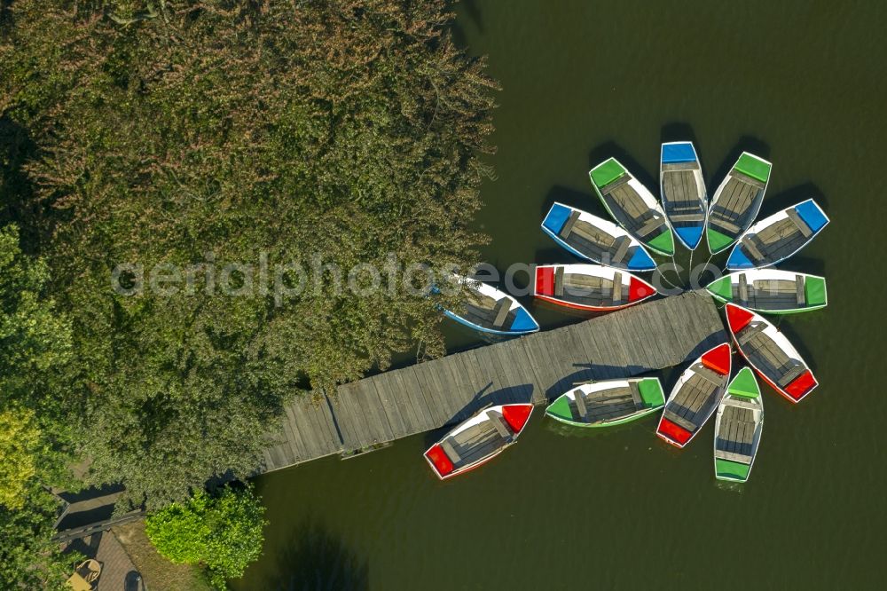 Aerial image Wegberg Tüschenbroich - View of a circle of rowing boats at the boat dock at Tüschenbroich castle with castle park in Wegberg in North Rhine-Westphalia