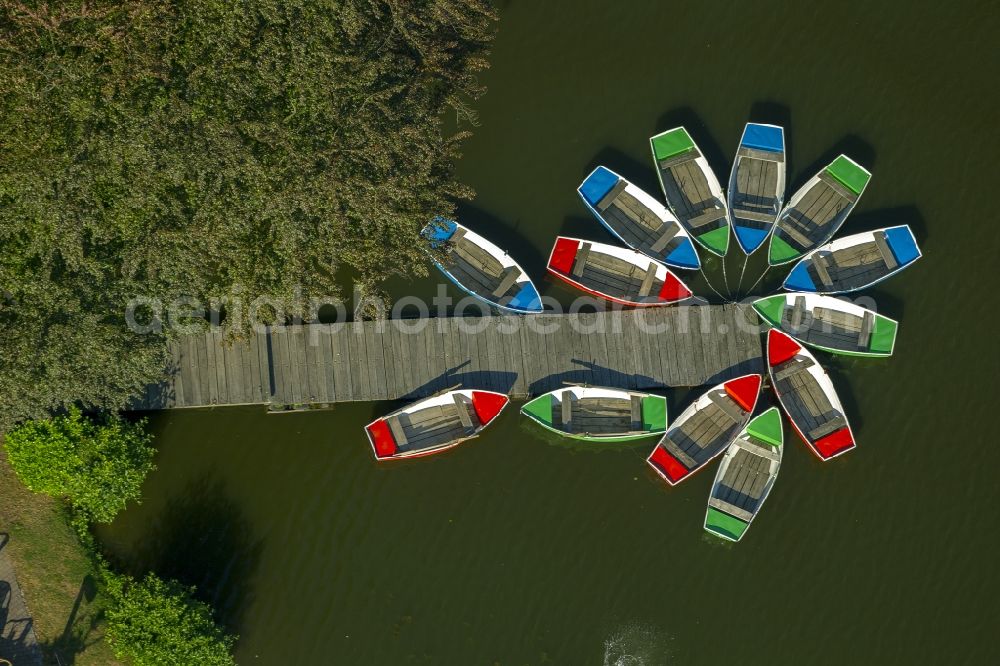 Aerial photograph Wegberg Tüschenbroich - View of a circle of rowing boats at the boat dock at Tüschenbroich castle with castle park in Wegberg in North Rhine-Westphalia