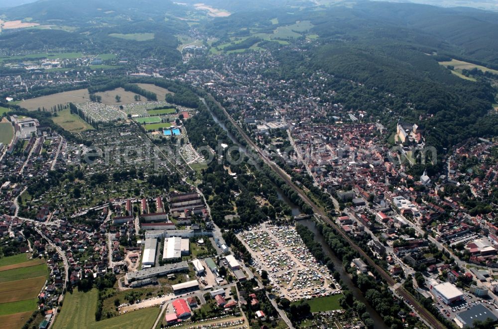 Aerial photograph Rudolstadt - Rudolstadt in Thuringia is located on the river Saale. The major attraction of the historic city is the former residence Heidecksburg in which the Thuringian State Museum is housed. Below the castle dominates the town church St. andreas in the old town. In the Heinrich-Heine-Park and the neighboring places is the time of shooting tournament traffic because of the music festival TFF