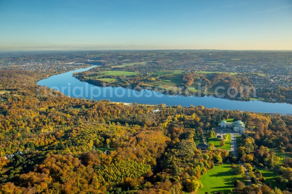 Aerial photograph Essen - Curved loop of the riparian zones on the course of the river ruhr in Essen in the state North Rhine-Westphalia