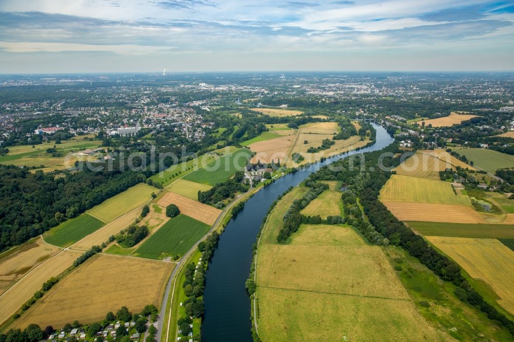 Mülheim an der Ruhr from the bird's eye view: Ruhrauen- shore areas on flux flow of the Ruhr in Muelheim an der Ruhr in North Rhine-Westphalia