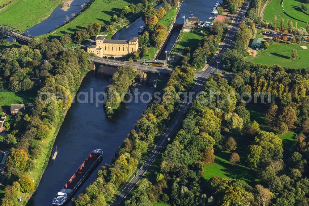 Aerial image Mülheim an der Ruhr - View of the watergate Ruhrschleuse in Muelheim an der Ruhr in the state North Rhine-Westphalia