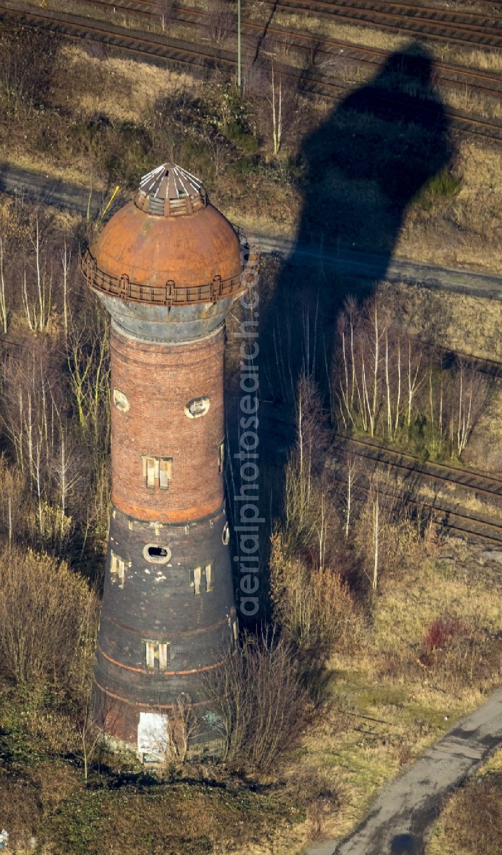 Duisburg from the bird's eye view: Ruins of an old water tower on the site of the former railway operating plant in Duisburg in North Rhine-Westphalia