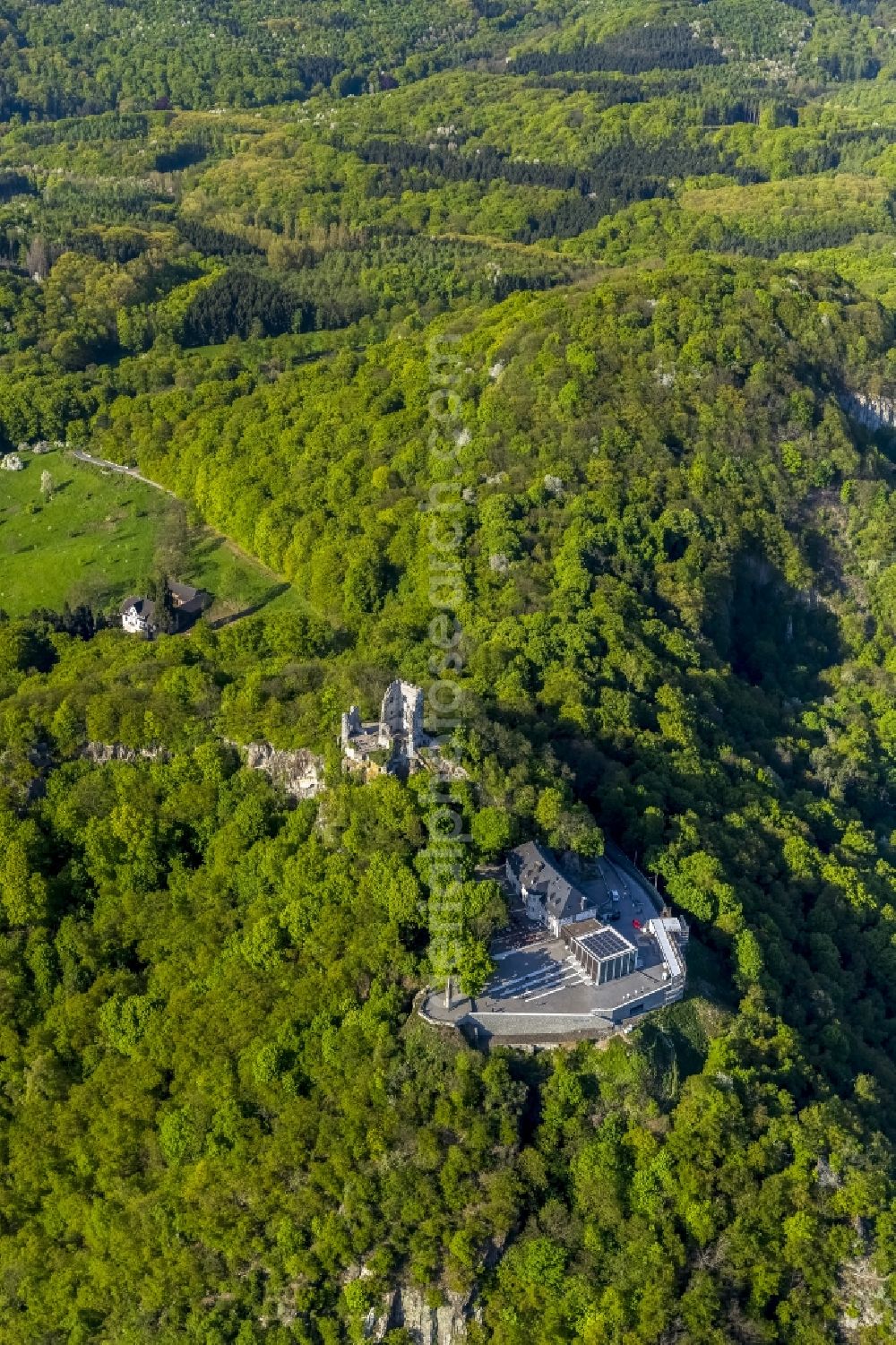 Aerial photograph Königswinter - View of the Drachenfels castle ruins in the autumn-colored forest at the bank of the Rhine in Königswinter in the federal state North Rhine-Westphalia. After major rock crashes the hilltop was secured by steel anchors and reinforcing steel. Meanwhile, the ruin was renovated