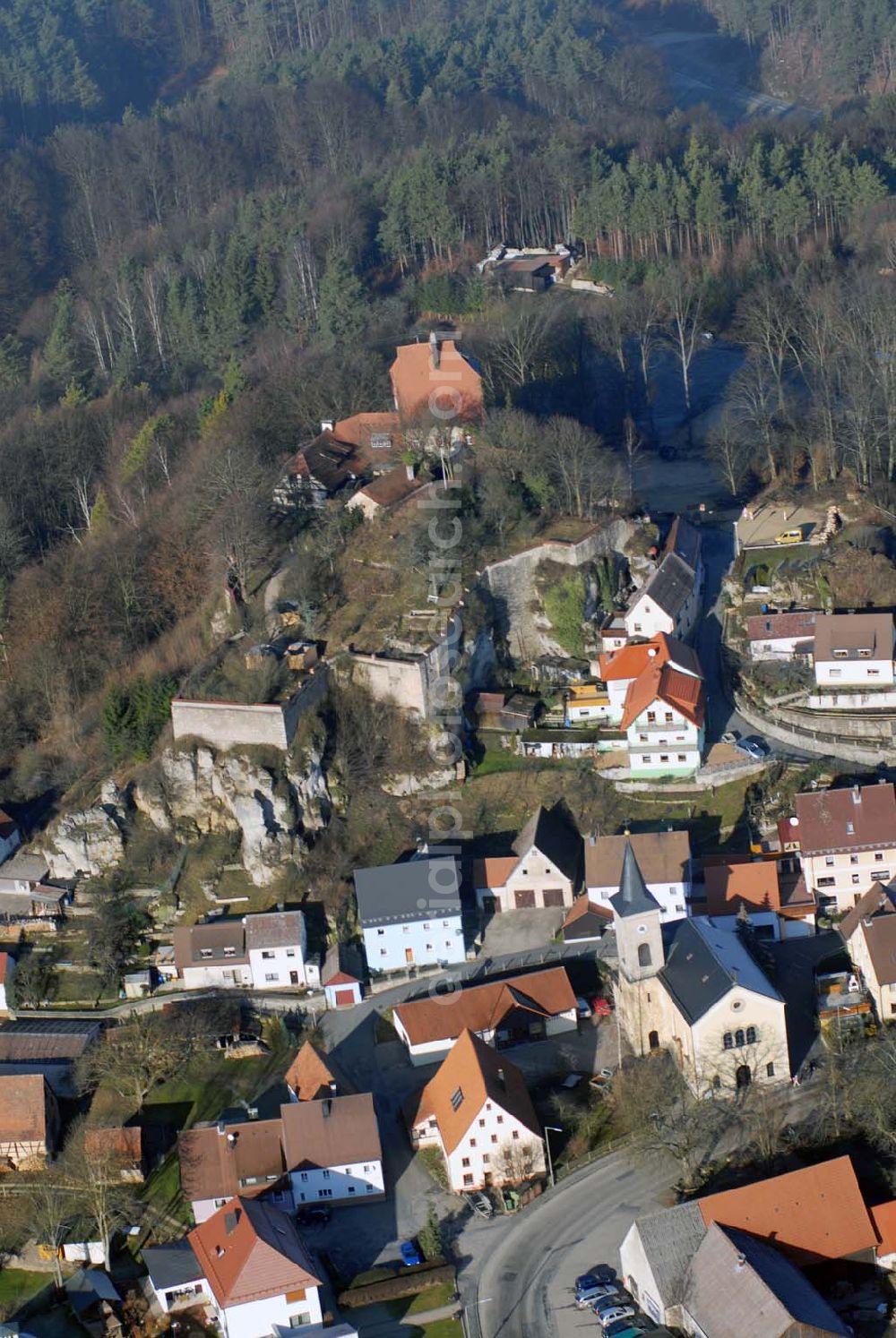 Aerial photograph Hartenstein - , Blick auf die Ruine Burg Hartenstein. Die Burg wurde um 918 erbaut. Anfang des 18. Jahrhunderts wurde sie durch Belagerung so stark beschädigt, dass sie danach als Steinbruch be- nutzt wurde. Burg Hartenstein AG, Dipl. Ing. (FH) Andreas Freihöfer, Burg 1, 91235 Hartenstein, E-Mail: info@burg-hartenstein.com,