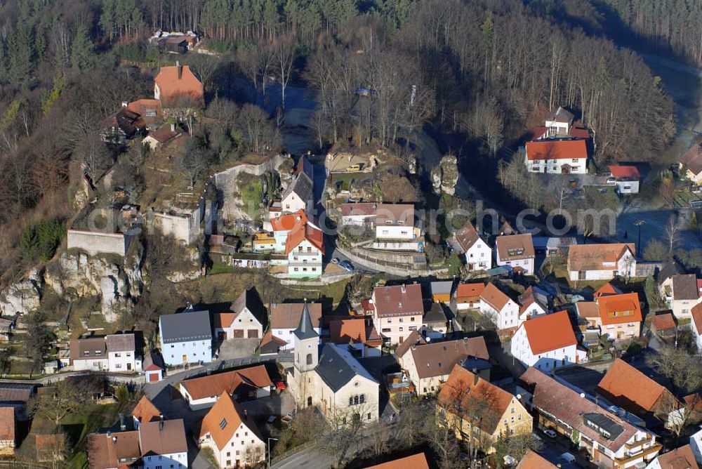 Hartenstein from above - , Blick auf die Ruine Burg Hartenstein. Die Burg wurde um 918 erbaut. Anfang des 18. Jahrhunderts wurde sie durch Belagerung so stark beschädigt, dass sie danach als Steinbruch be- nutzt wurde. Burg Hartenstein AG, Dipl. Ing. (FH) Andreas Freihöfer, Burg 1, 91235 Hartenstein, E-Mail: info@burg-hartenstein.com,