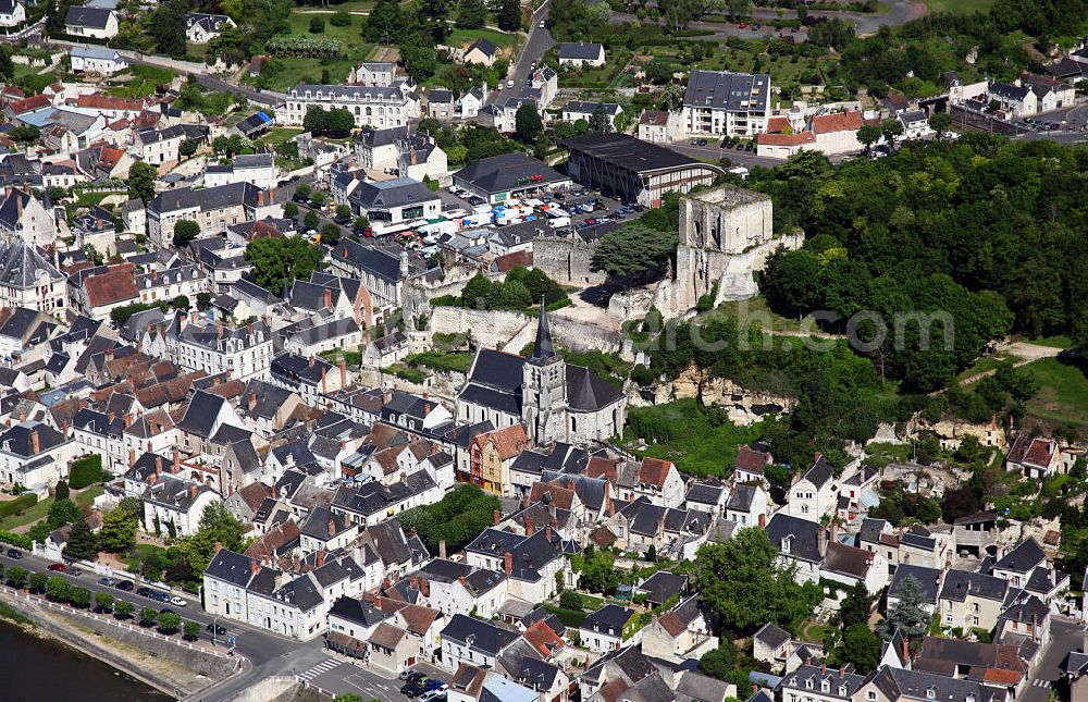 Montrichard from above - Die Ruine der Burg Montrichard im Zentrum der Stadt Montrichard am Fluss Cher im Loiretal im Departement Loire-et-Cher. Die Burg wurde im elften Jahrhundert durch Graf Fulko Nerra errichtet. The ruin of the Castle Montrichard in the center of the city Montrichard in the Departement Loire-et-Cher.