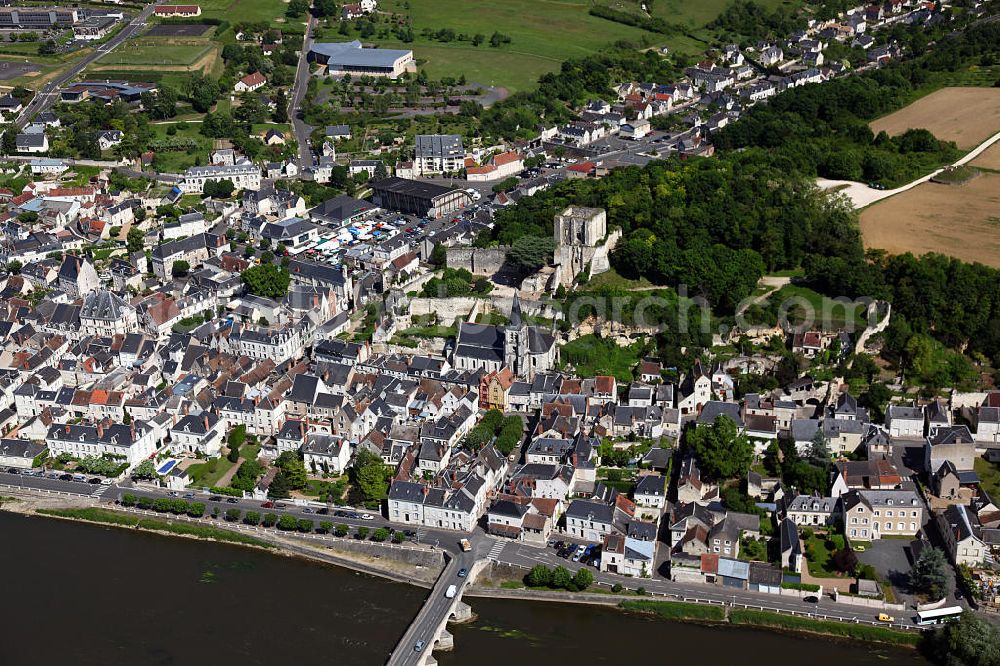 Montrichard from the bird's eye view: Die Ruine der Burg Montrichard im Zentrum der Stadt Montrichard am Fluss Cher im Loiretal im Departement Loire-et-Cher. Die Burg wurde im elften Jahrhundert durch Graf Fulko Nerra errichtet. The ruin of the Castle Montrichard in the center of the city Montrichard in the Departement Loire-et-Cher.