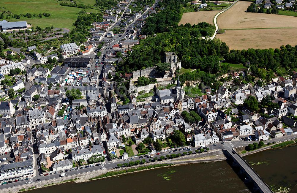 Aerial image Montrichard - Die Ruine der Burg Montrichard im Zentrum der Stadt Montrichard am Fluss Cher im Loiretal im Departement Loire-et-Cher. Die Burg wurde im elften Jahrhundert durch Graf Fulko Nerra errichtet. The ruin of the Castle Montrichard in the center of the city Montrichard in the Departement Loire-et-Cher.