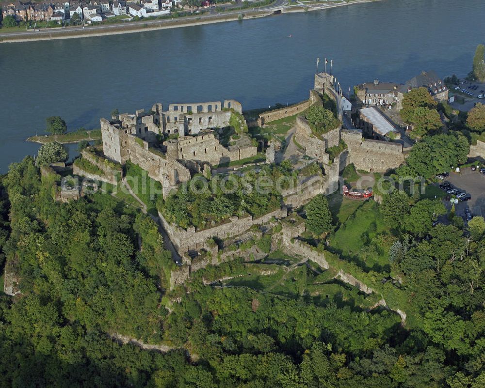 St. Goar from above - Die Ruine der Burg Rheinfels am linken Ufer des Rheins. Die Höhenburg wurde im 13. Jahrhundert als Zollburg erbaut und ist Teil des UNESCO-Welterbes Oberes Mittelrheintal. The ruins of the Castle Rheinfels on the left bank of the Rhine. The castle was built in the 13th Century and is part of the UNESCO World Heritage Upper Middle Rhine Valley.