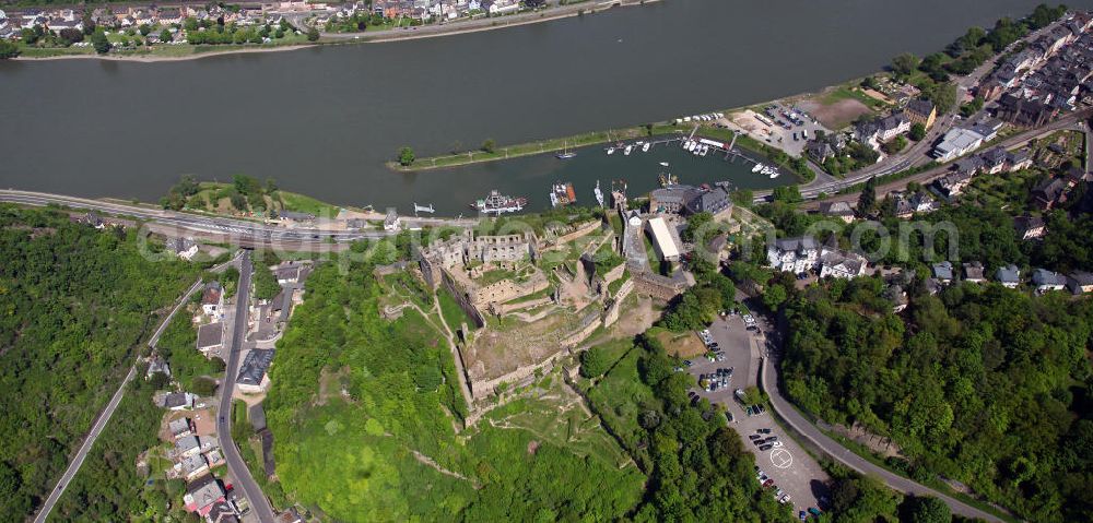 Aerial photograph Sankt Goar - Die Ruine der Burg Rheinfels am linken Ufer des Rheins über der Stadt St. Goar. he ruins of the Castle Rheinfels on the left bank of the Rhine above the town of St. Goar.