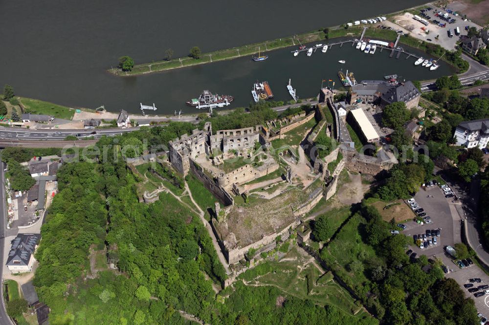 Sankt Goar from above - Die Ruine der Burg Rheinfels am linken Ufer des Rheins über der Stadt St. Goar. he ruins of the Castle Rheinfels on the left bank of the Rhine above the town of St. Goar.