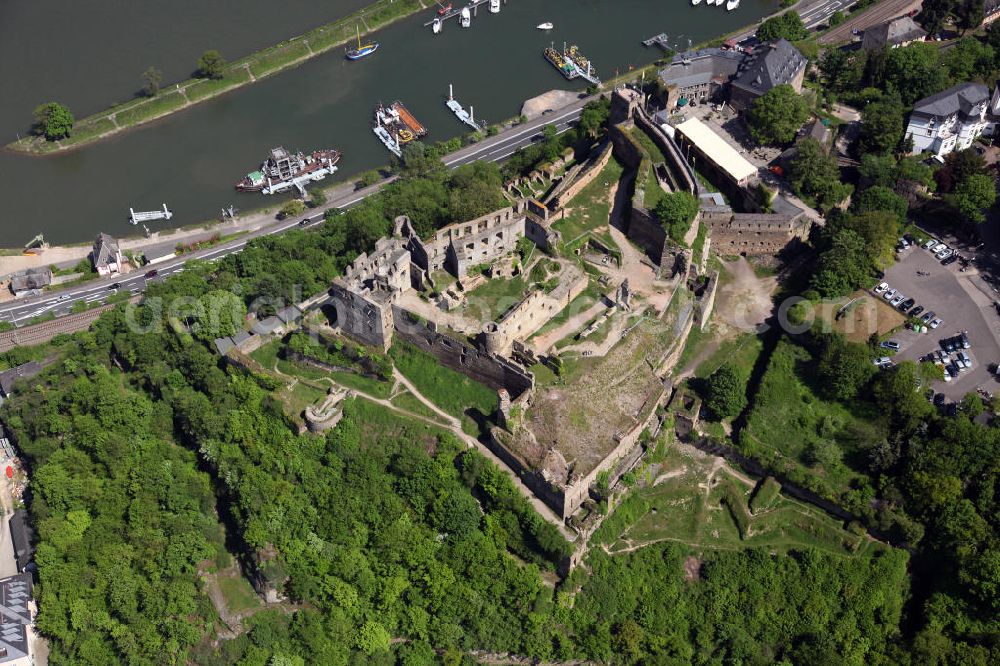 Sankt Goar from the bird's eye view: Die Ruine der Burg Rheinfels am linken Ufer des Rheins über der Stadt St. Goar. he ruins of the Castle Rheinfels on the left bank of the Rhine above the town of St. Goar.