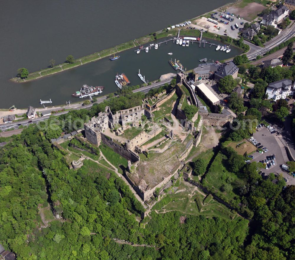 Aerial image Sankt Goar - Die Ruine der Burg Rheinfels am linken Ufer des Rheins über der Stadt St. Goar. he ruins of the Castle Rheinfels on the left bank of the Rhine above the town of St. Goar.