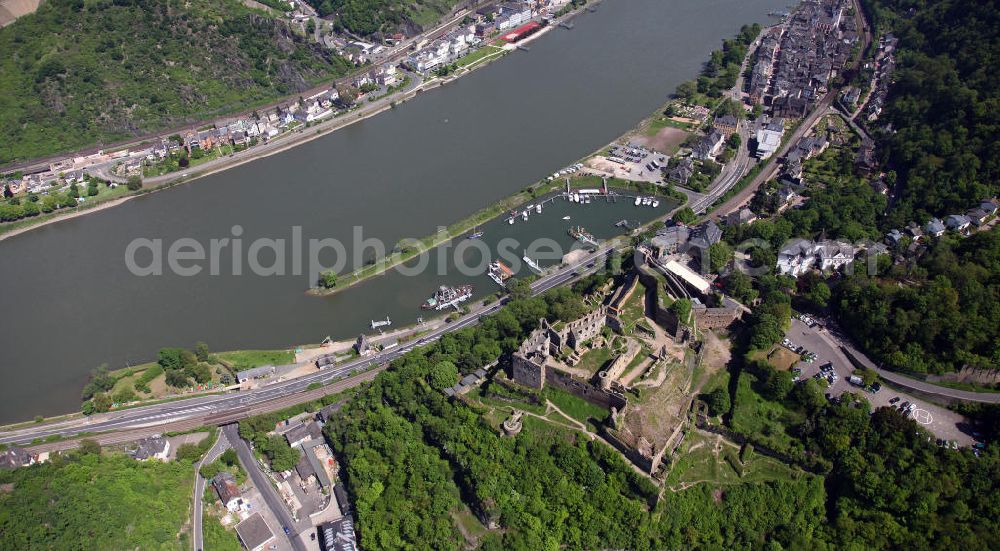 Sankt Goar from above - Die Ruine der Burg Rheinfels am linken Ufer des Rheins über der Stadt St. Goar. he ruins of the Castle Rheinfels on the left bank of the Rhine above the town of St. Goar.