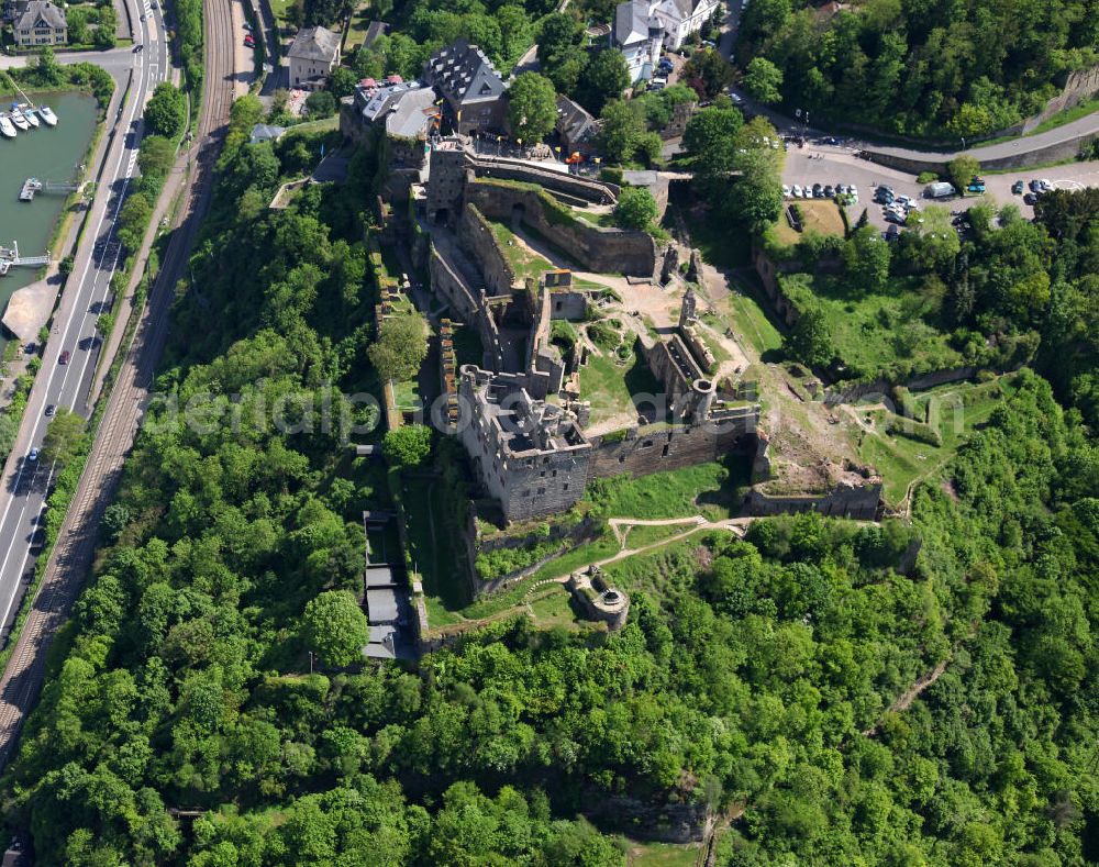 Aerial photograph Sankt Goar - Die Ruine der Burg Rheinfels am linken Ufer des Rheins über der Stadt St. Goar. he ruins of the Castle Rheinfels on the left bank of the Rhine above the town of St. Goar.