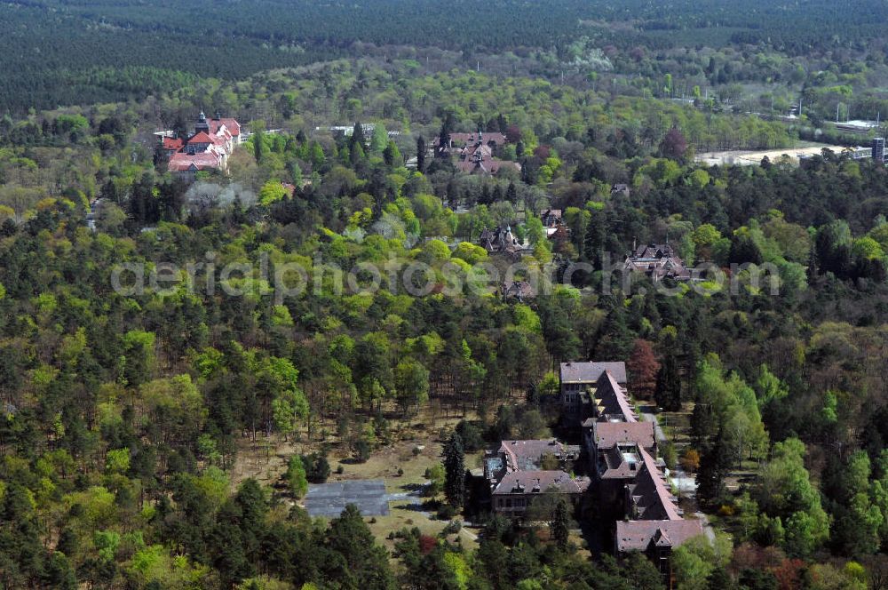 Beelitz from above - Blick auf die Ruine des Chirurgie-Pavillon auf dem Gebiet der Lungenheilstätte für Frauen. Das Gebäude ist Teil der Heilstätten im Beelitzer Stadtwald und wurde im dritten Bauabschnitt von 1929 bis 1930 erbaut. Heute steht das Gebäude leer. Im 2. Weltkrieg dienten die Heilstätten, wie auch im 1. Weltkrieg, dem Militär als Lazarett. Zwischen 1945 und 1994 diente es den sowjetischen Truppen als zentrales Militärhospital der Westgruppe. Nach der Rückübertragung an die Landesversicherungsanstalt Berlin und den Verkauf durch diese an eine neu gebildete Eigentümergesellschaft, konnten mehrere Gebäude saniert und bis heute genutzt werden. Doch der grösste Teil der Gebäude verfällt seit der Insolvenz der Eigentümergesellschaft im Jahr 2000.