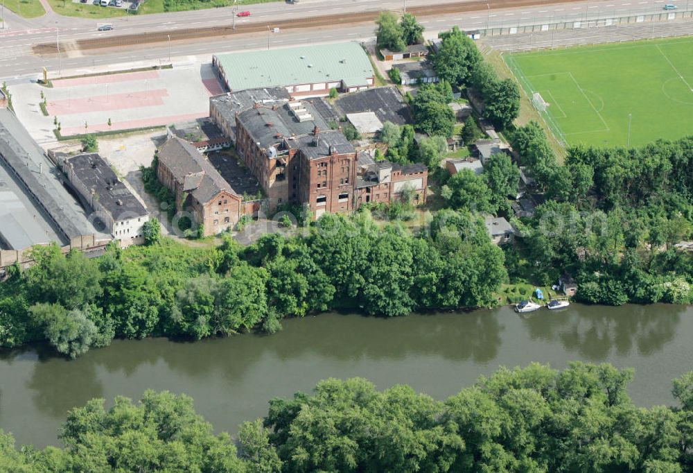 Halle / Saale from above - Ruine der ehemalige Meisterbräu-Brauerei im Böllberger Weg am Saaleufer in Halle. Die seit Jahren leerstehende Industrieruine wurde bei einer Auktion der Sächsischen Grundstücksauktionen AG SGA AG unlängst verkauft und soll als Standort für exklusive Wohnanlagen entwickelt werden.Ruins of the former brewery in Meisterbräu Böllberger way on the river Saale in Halle / Saale.