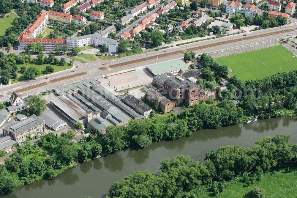 Halle / Saale from the bird's eye view: Ruine der ehemalige Meisterbräu-Brauerei im Böllberger Weg am Saaleufer in Halle. Die seit Jahren leerstehende Industrieruine wurde bei einer Auktion der Sächsischen Grundstücksauktionen AG SGA AG unlängst verkauft und soll als Standort für exklusive Wohnanlagen entwickelt werden.Ruins of the former brewery in Meisterbräu Böllberger way on the river Saale in Halle / Saale.