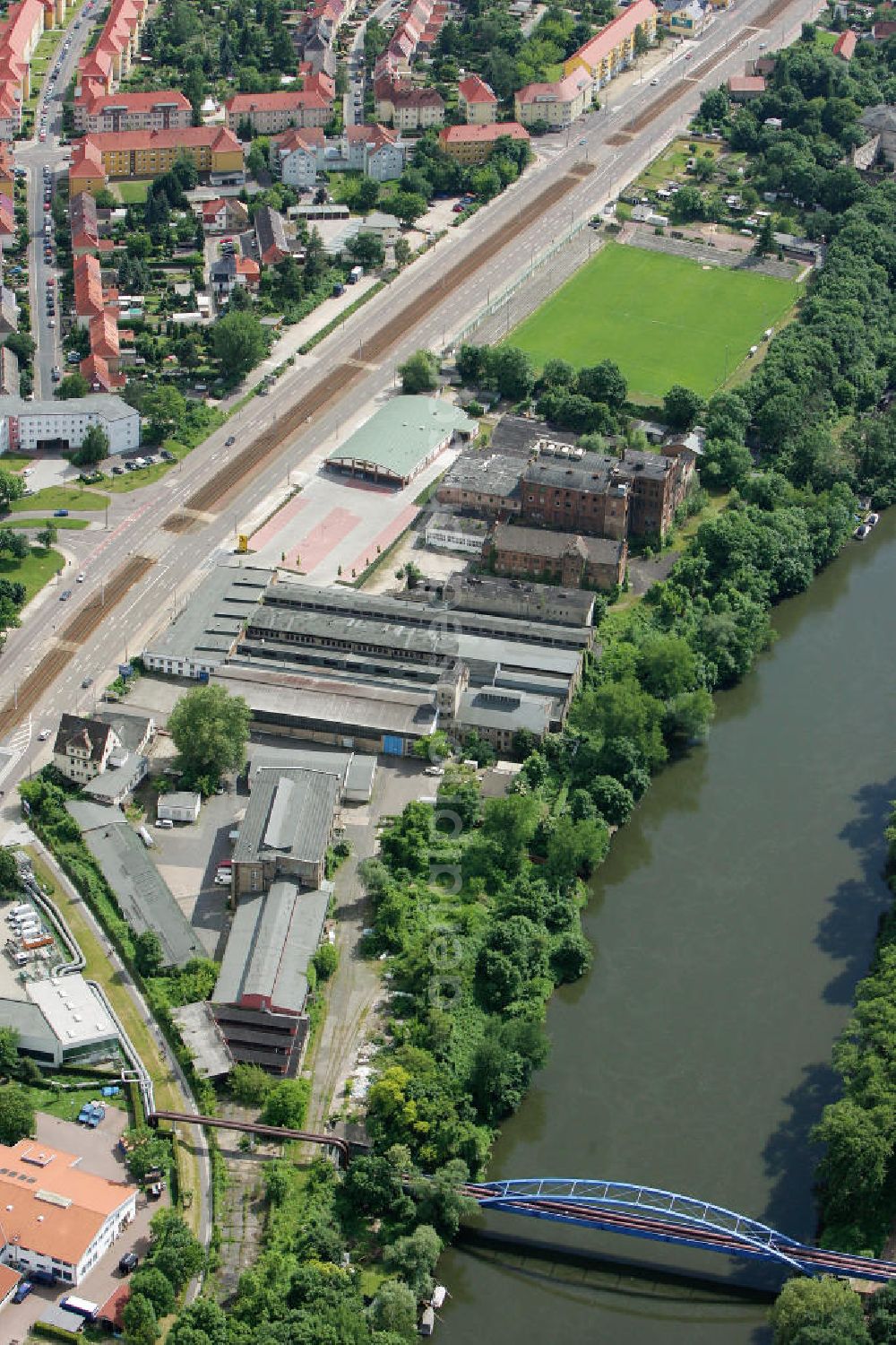 Aerial image Halle / Saale - Ruine der ehemalige Meisterbräu-Brauerei im Böllberger Weg am Saaleufer in Halle. Die seit Jahren leerstehende Industrieruine wurde bei einer Auktion der Sächsischen Grundstücksauktionen AG SGA AG unlängst verkauft und soll als Standort für exklusive Wohnanlagen entwickelt werden.Ruins of the former brewery in Meisterbräu Böllberger way on the river Saale in Halle / Saale.