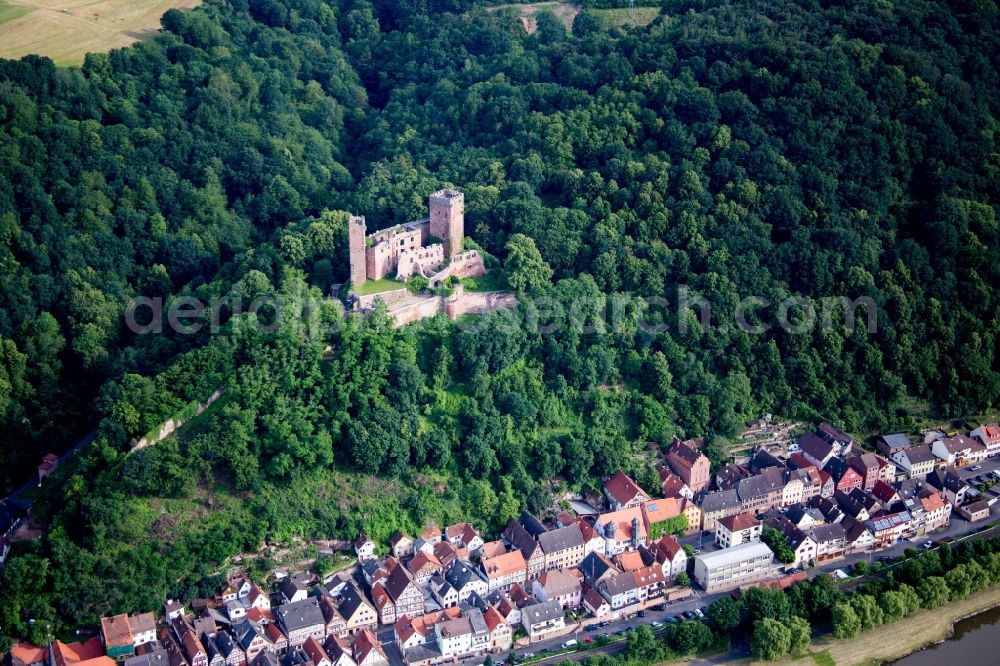 Stadtprozelten from the bird's eye view: Ruins and vestiges of the former castle Henneburg at the shore of the river Main in Stadtprozelten in the state Bavaria