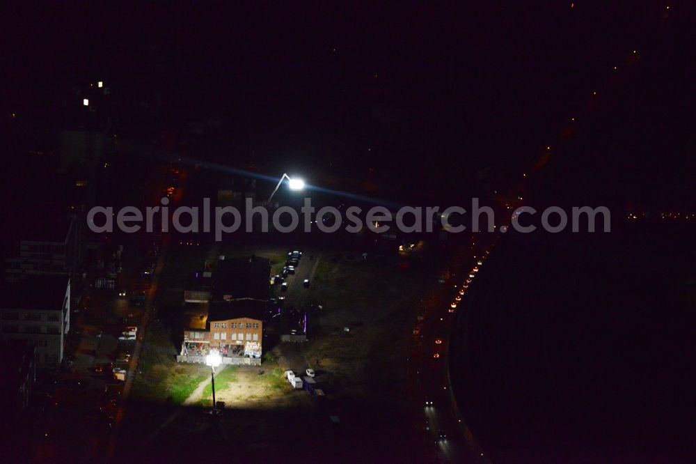 Berlin from the bird's eye view: Night image with a view over the former glass factory in Stralau at the Kynastallee in the district Friedrichshain-Kreuzberg in Berlin