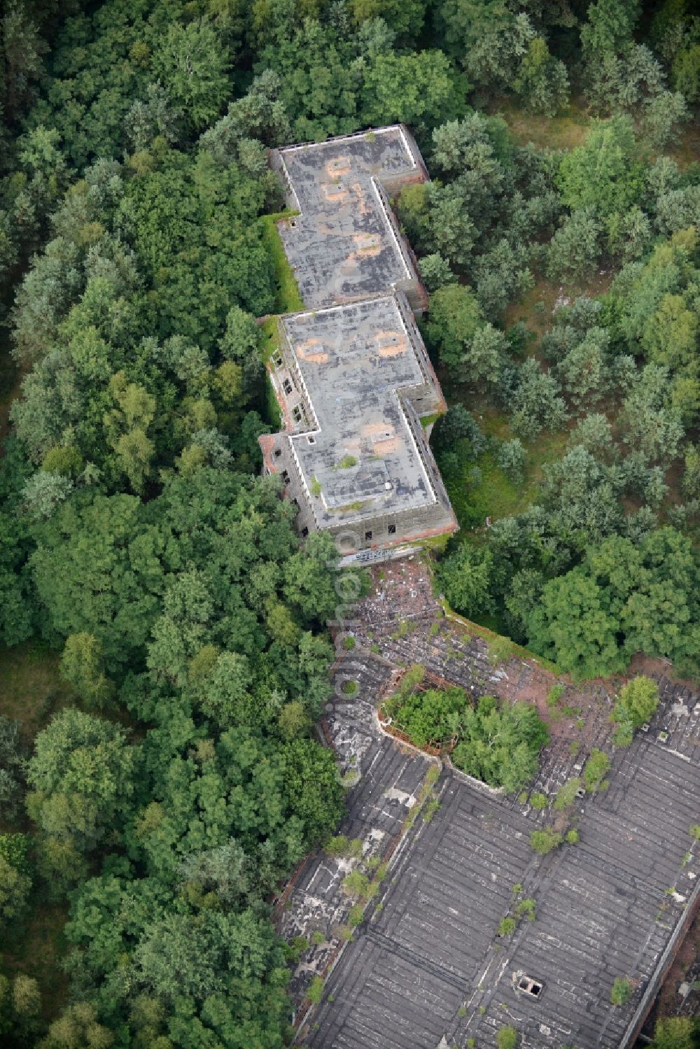 Templin from the bird's eye view: Ruins of the former hotel - the building im Waldstueck des Forst Buchheide in Templin in the state Brandenburg