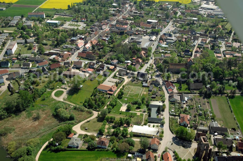 Aerial image GRAMZOW - Blick auf Gramzow mit der Ruine der ehemaligen Klosterkirche. Erstmals wird Gramzow als Gramzowe im Jahr 1168 urkundlich erwähnt und ist somit ältester urkundlich überlieferter Ort der Uckermark. Im Jahr 1178 (ca.) wurde das Prämonstratenkloster gegründet. 1714 brannte die Klosterkirche nieder. Bis heute ist nur noch ein Teil der Westwand erhalten geblieben. Die Klosterruine ist ein Wahrzeichen Gramzows.