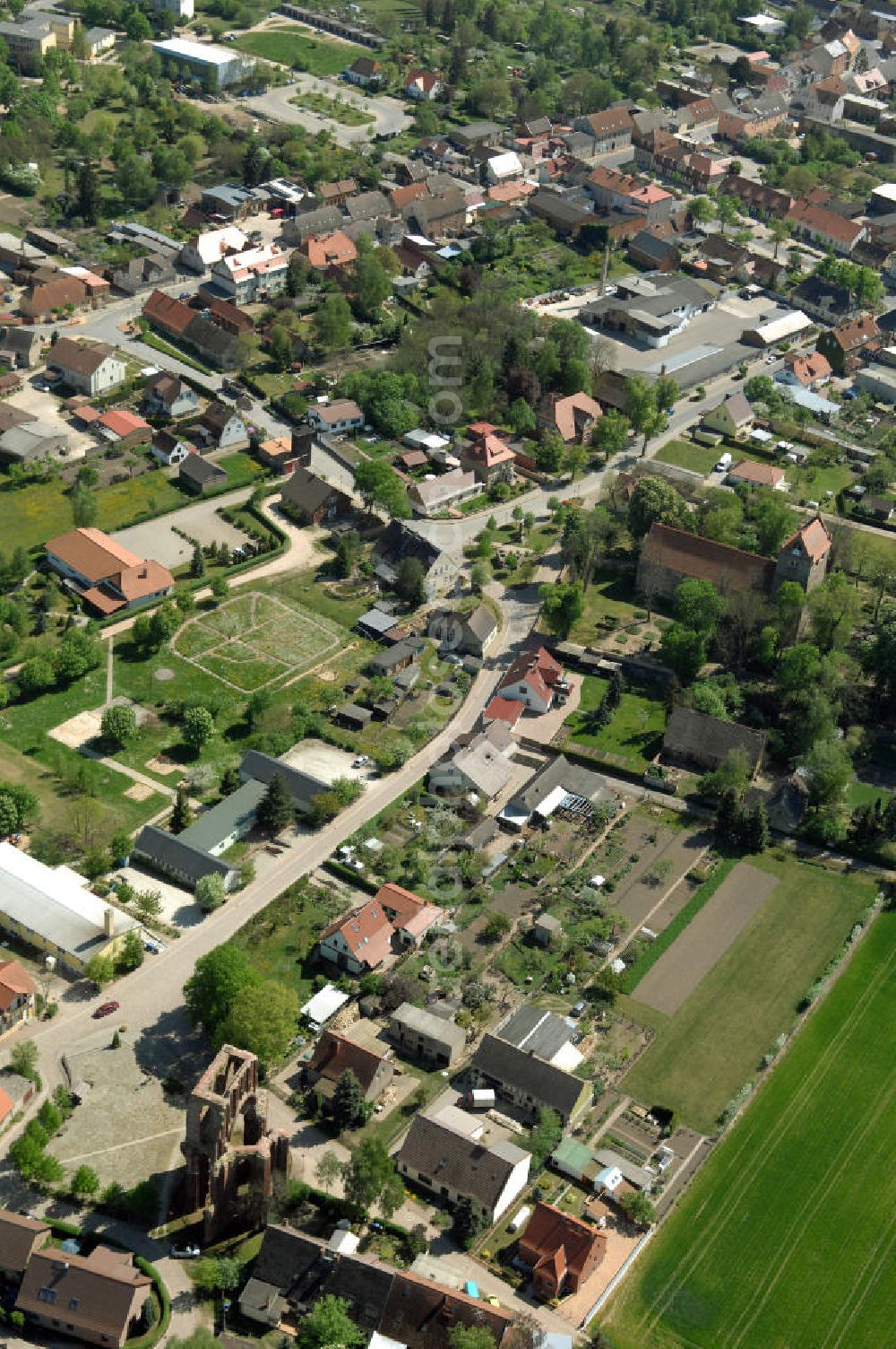 Aerial photograph GRAMZOW - Blick auf Gramzow mit der Ruine der ehemaligen Klosterkirche. Erstmals wird Gramzow als Gramzowe im Jahr 1168 urkundlich erwähnt und ist somit ältester urkundlich überlieferter Ort der Uckermark. Im Jahr 1178 (ca.) wurde das Prämonstratenkloster gegründet. 1714 brannte die Klosterkirche nieder. Bis heute ist nur noch ein Teil der Westwand erhalten geblieben. Die Klosterruine ist ein Wahrzeichen Gramzows.