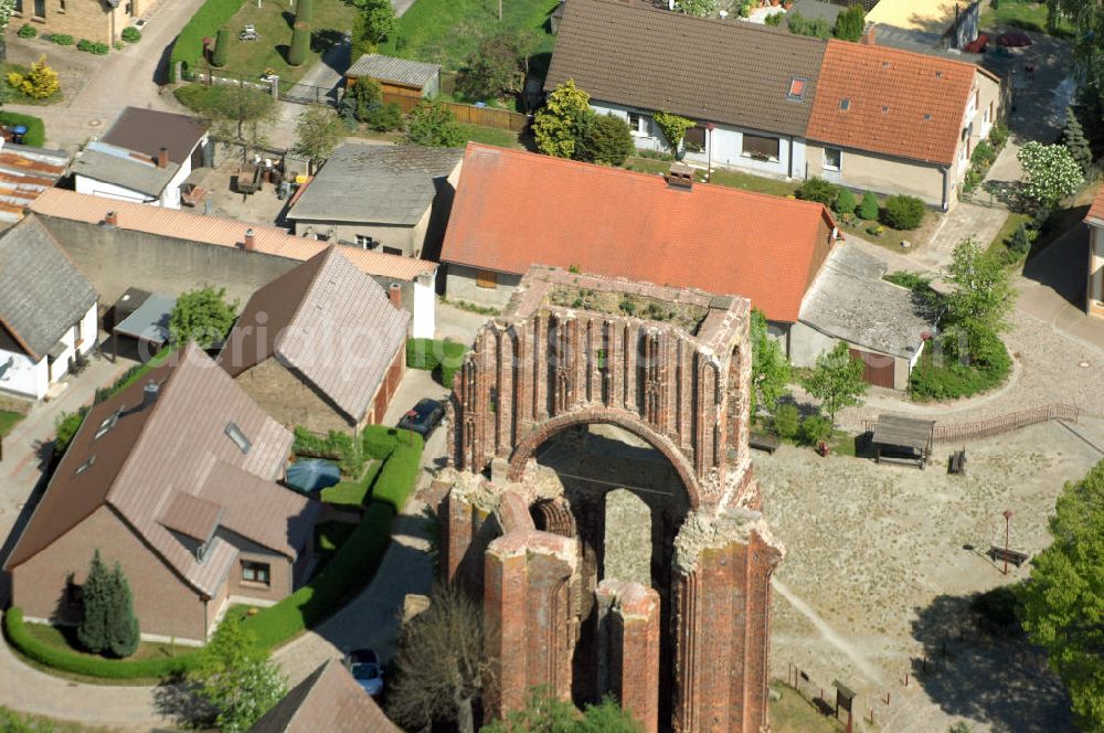 GRAMZOW from above - Blick auf Gramzow mit der Ruine der ehemaligen Klosterkirche. Erstmals wird Gramzow als Gramzowe im Jahr 1168 urkundlich erwähnt und ist somit ältester urkundlich überlieferter Ort der Uckermark. Im Jahr 1178 (ca.) wurde das Prämonstratenkloster gegründet. 1714 brannte die Klosterkirche nieder. Bis heute ist nur noch ein Teil der Westwand erhalten geblieben. Die Klosterruine ist ein Wahrzeichen Gramzows.