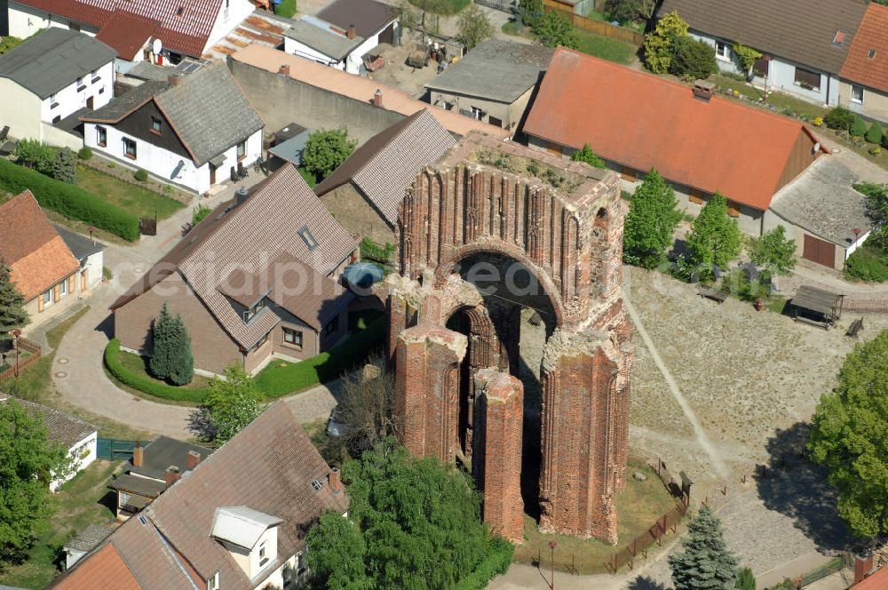 GRAMZOW from the bird's eye view: Blick auf Gramzow mit der Ruine der ehemaligen Klosterkirche. Erstmals wird Gramzow als Gramzowe im Jahr 1168 urkundlich erwähnt und ist somit ältester urkundlich überlieferter Ort der Uckermark. Im Jahr 1178 (ca.) wurde das Prämonstratenkloster gegründet. 1714 brannte die Klosterkirche nieder. Bis heute ist nur noch ein Teil der Westwand erhalten geblieben. Die Klosterruine ist ein Wahrzeichen Gramzows.