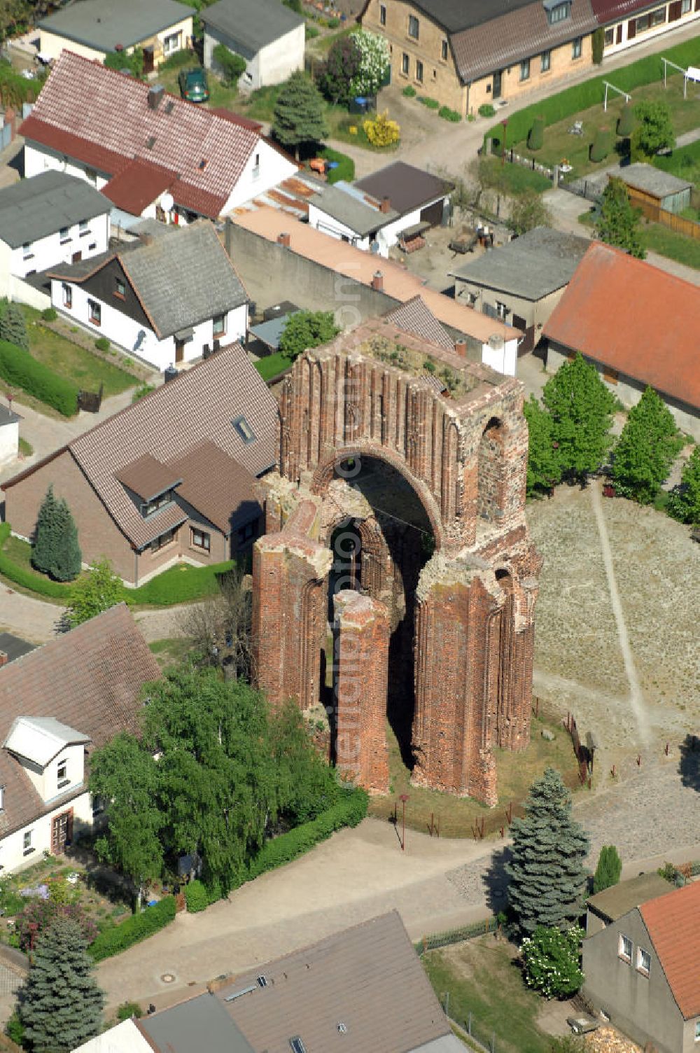 Aerial image GRAMZOW - Blick auf Gramzow mit der Ruine der ehemaligen Klosterkirche. Erstmals wird Gramzow als Gramzowe im Jahr 1168 urkundlich erwähnt und ist somit ältester urkundlich überlieferter Ort der Uckermark. Im Jahr 1178 (ca.) wurde das Prämonstratenkloster gegründet. 1714 brannte die Klosterkirche nieder. Bis heute ist nur noch ein Teil der Westwand erhalten geblieben. Die Klosterruine ist ein Wahrzeichen Gramzows.