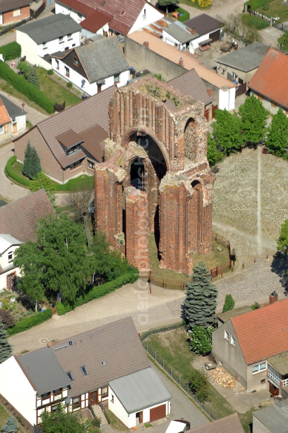 Aerial photograph GRAMZOW - Blick auf Gramzow mit der Ruine der ehemaligen Klosterkirche. Erstmals wird Gramzow als Gramzowe im Jahr 1168 urkundlich erwähnt und ist somit ältester urkundlich überlieferter Ort der Uckermark. Im Jahr 1178 (ca.) wurde das Prämonstratenkloster gegründet. 1714 brannte die Klosterkirche nieder. Bis heute ist nur noch ein Teil der Westwand erhalten geblieben. Die Klosterruine ist ein Wahrzeichen Gramzows.