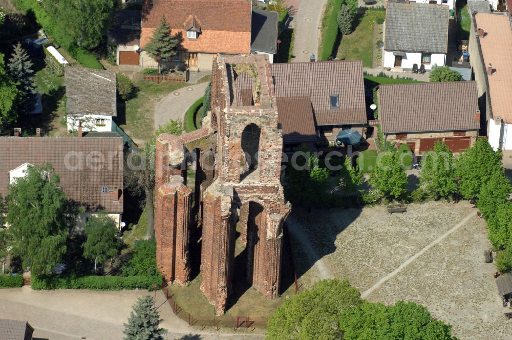 GRAMZOW from the bird's eye view: Blick auf Gramzow mit der Ruine der ehemaligen Klosterkirche. Erstmals wird Gramzow als Gramzowe im Jahr 1168 urkundlich erwähnt und ist somit ältester urkundlich überlieferter Ort der Uckermark. Im Jahr 1178 (ca.) wurde das Prämonstratenkloster gegründet. 1714 brannte die Klosterkirche nieder. Bis heute ist nur noch ein Teil der Westwand erhalten geblieben. Die Klosterruine ist ein Wahrzeichen Gramzows.