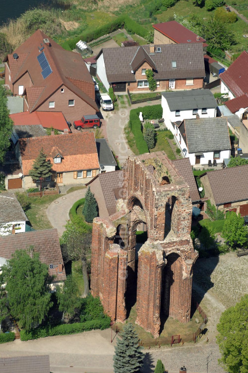 Aerial image GRAMZOW - Blick auf Gramzow mit der Ruine der ehemaligen Klosterkirche. Erstmals wird Gramzow als Gramzowe im Jahr 1168 urkundlich erwähnt und ist somit ältester urkundlich überlieferter Ort der Uckermark. Im Jahr 1178 (ca.) wurde das Prämonstratenkloster gegründet. 1714 brannte die Klosterkirche nieder. Bis heute ist nur noch ein Teil der Westwand erhalten geblieben. Die Klosterruine ist ein Wahrzeichen Gramzows.