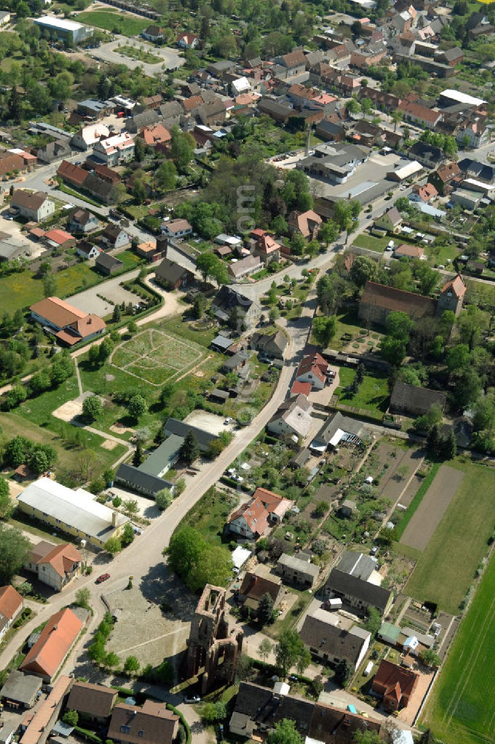 Aerial photograph GRAMZOW - Blick auf Gramzow mit der Ruine der ehemaligen Klosterkirche. Erstmals wird Gramzow als Gramzowe im Jahr 1168 urkundlich erwähnt und ist somit ältester urkundlich überlieferter Ort der Uckermark. Im Jahr 1178 (ca.) wurde das Prämonstratenkloster gegründet. 1714 brannte die Klosterkirche nieder. Bis heute ist nur noch ein Teil der Westwand erhalten geblieben. Die Klosterruine ist ein Wahrzeichen Gramzows.